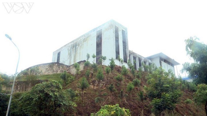 Những trụ sở tiền tỷ bị bỏ hoang ở Lào Cai - 5