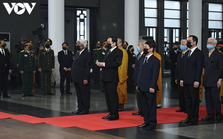 Ảnh: Lãnh đạo Đảng, Nhà nước viếng nguyên Tổng Bí thư Lê Khả Phiêu - 16