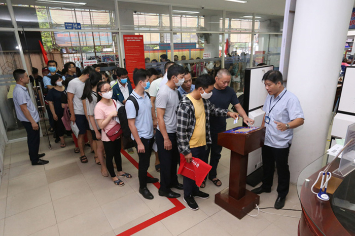 Người thất nghiệp do dịch tăng cao, trung tâm dịch vụ việc làm Hà Nội đông nghẹt - 3