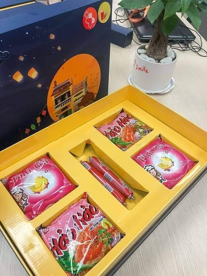 Cười bò với loạt ảnh chế bánh trung thu mùa COVID-19 của dân mạng - 1