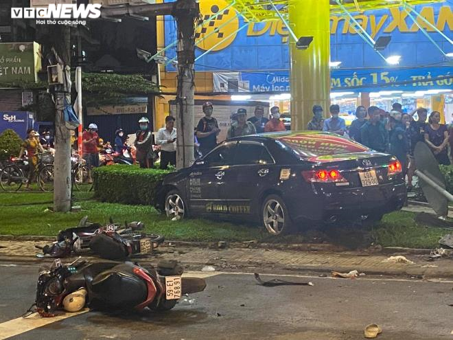 Nữ tài xế lái ô tô Camry tông hàng loạt xe máy ở TP.HCM khai gì? - 1
