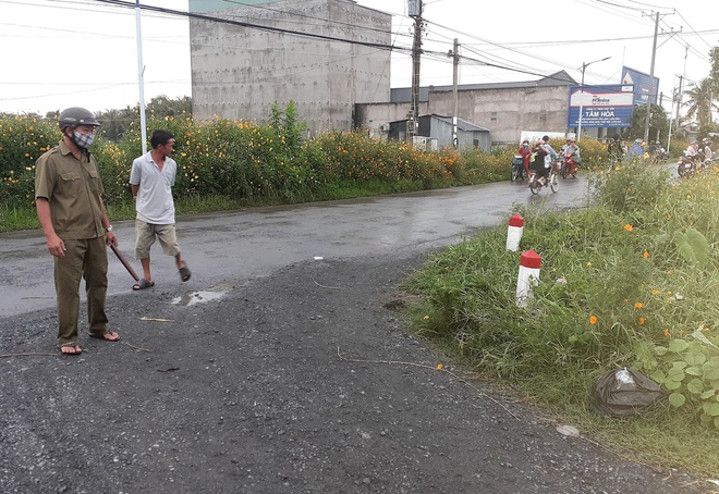 Đầu thú sau khi đâm chết em trai - 1
