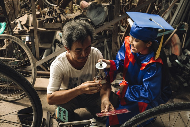 Lắng đọng với bộ ảnh kỷ yếu 0 đồng chụp với bố sửa xe, mẹ bán hàng - 1