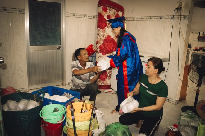 Lắng đọng với bộ ảnh kỷ yếu 0 đồng chụp với bố sửa xe, mẹ bán hàng - 9