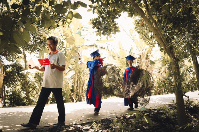 Lắng đọng với bộ ảnh kỷ yếu 0 đồng chụp với bố sửa xe, mẹ bán hàng - 2