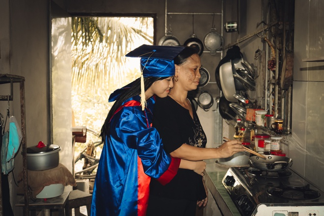 Lắng đọng với bộ ảnh kỷ yếu 0 đồng chụp với bố sửa xe, mẹ bán hàng - 3