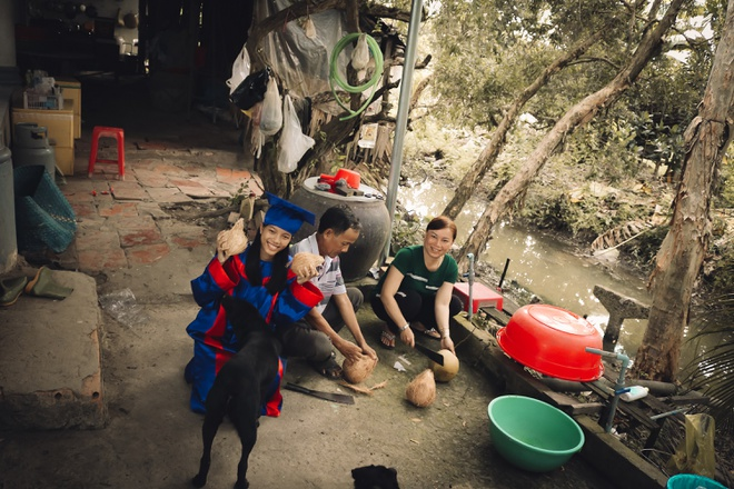 Lắng đọng với bộ ảnh kỷ yếu 0 đồng chụp với bố sửa xe, mẹ bán hàng - 4