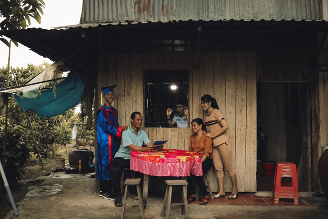 Lắng đọng với bộ ảnh kỷ yếu 0 đồng chụp với bố sửa xe, mẹ bán hàng - 5