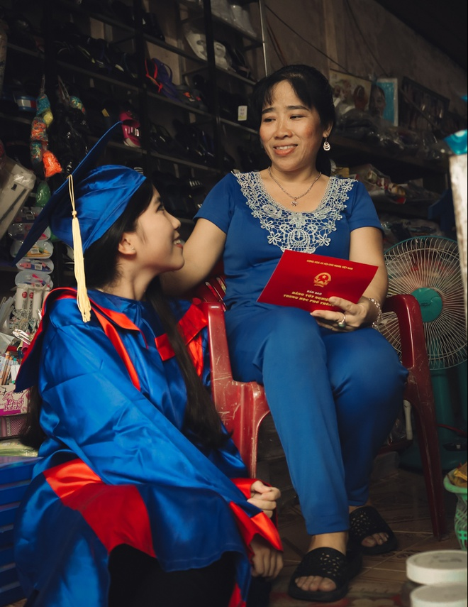 Lắng đọng với bộ ảnh kỷ yếu 0 đồng chụp với bố sửa xe, mẹ bán hàng - 6