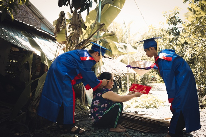 Lắng đọng với bộ ảnh kỷ yếu 0 đồng chụp với bố sửa xe, mẹ bán hàng - 7