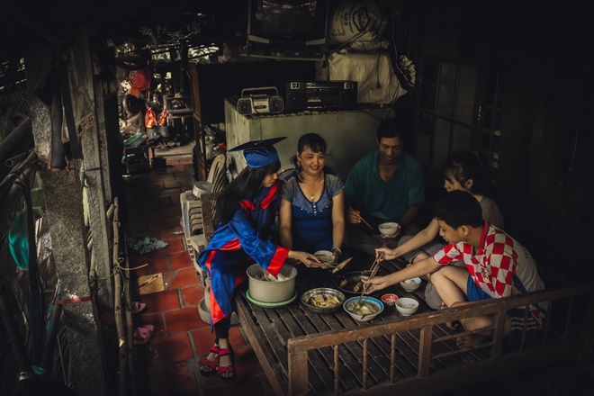 Lắng đọng với bộ ảnh kỷ yếu 0 đồng chụp với bố sửa xe, mẹ bán hàng - 8