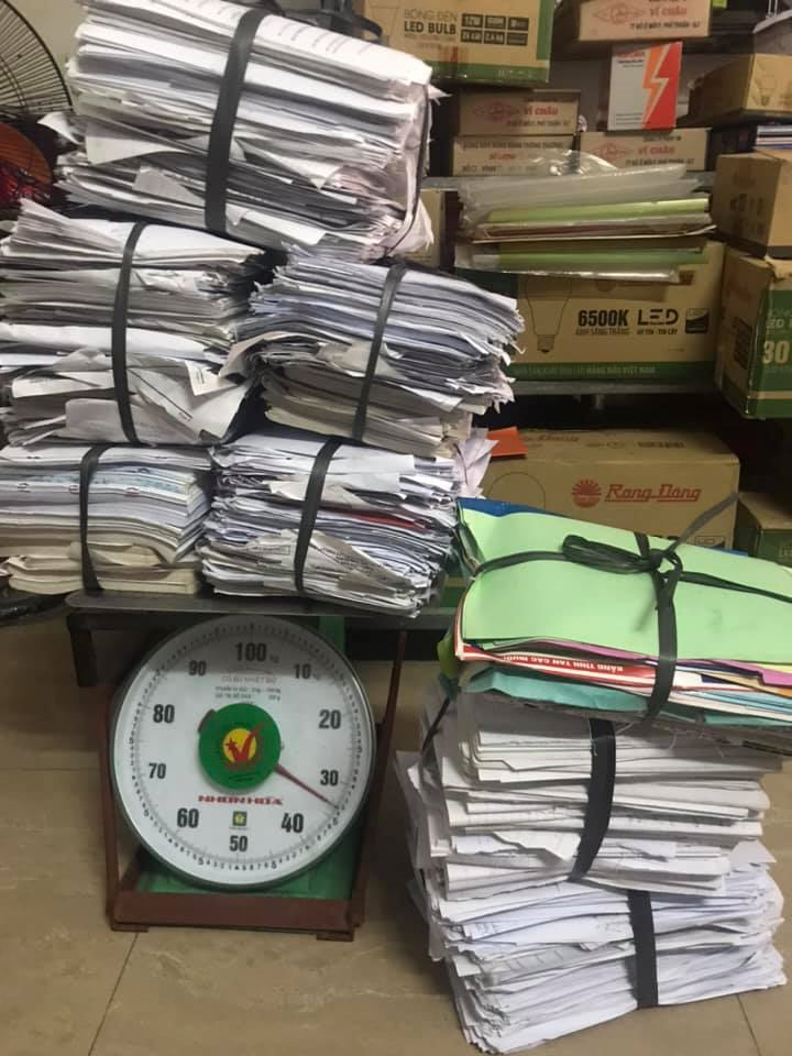 Trào lưu 'hot' của sĩ tử sau kỳ thi: Đua nhau khoe núi sách vở cao chạm trần - 4