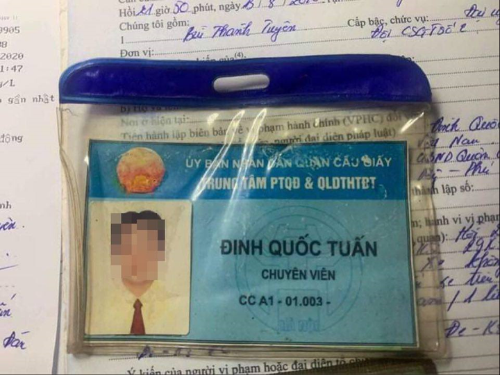 Vi phạm nồng độ cồn kịch khung, tài xế rút thẻ chuyên viên xin bỏ qua - 1