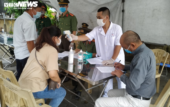 Lập chốt đo thân nhiệt, khai báo y tế tại nhiều đường từ Hải Dương về Hải Phòng - 3