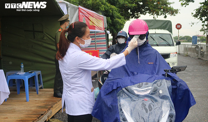 Lập chốt đo thân nhiệt, khai báo y tế tại nhiều đường từ Hải Dương về Hải Phòng - 14