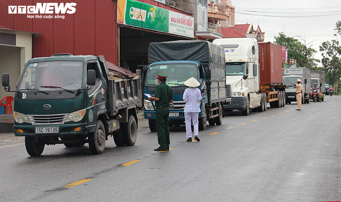 Lập chốt đo thân nhiệt, khai báo y tế tại nhiều đường từ Hải Dương về Hải Phòng - 5