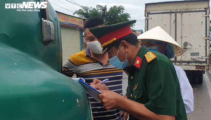 Lập chốt đo thân nhiệt, khai báo y tế tại nhiều đường từ Hải Dương về Hải Phòng - 6