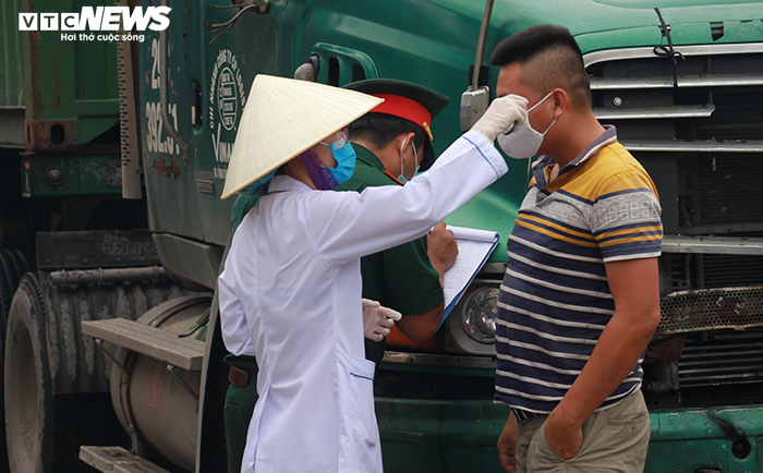 Lập chốt đo thân nhiệt, khai báo y tế tại nhiều đường từ Hải Dương về Hải Phòng - 8