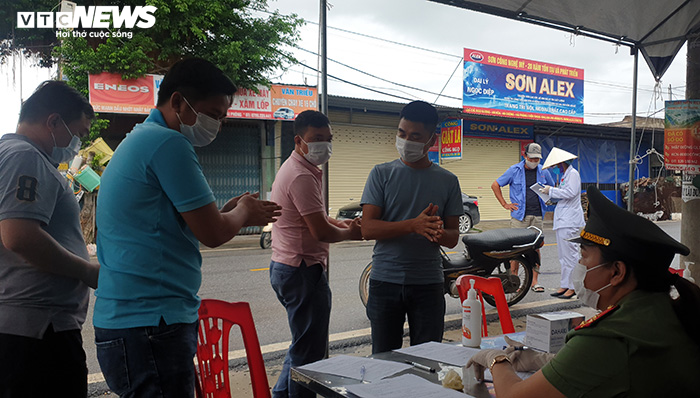 Lập chốt đo thân nhiệt, khai báo y tế tại nhiều đường từ Hải Dương về Hải Phòng - 11