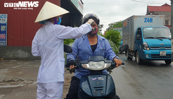 Lập chốt đo thân nhiệt, khai báo y tế tại nhiều đường từ Hải Dương về Hải Phòng - 10