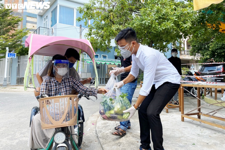 Quầy hàng 0 đồng giúp người nghèo giữa tâm dịch COVID-19 ở Đà Nẵng - 6