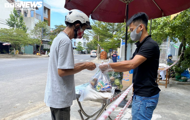 Quầy hàng 0 đồng giúp người nghèo giữa tâm dịch COVID-19 ở Đà Nẵng - 7