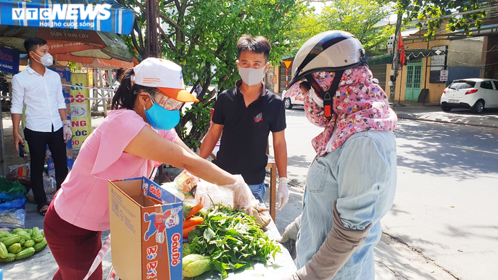 Quầy hàng 0 đồng giúp người nghèo giữa tâm dịch COVID-19 ở Đà Nẵng - 5