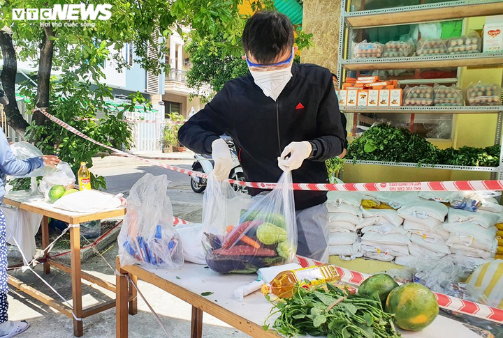 Quầy hàng 0 đồng giúp người nghèo giữa tâm dịch COVID-19 ở Đà Nẵng - 8