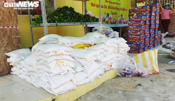 Quầy hàng 0 đồng giúp người nghèo giữa tâm dịch COVID-19 ở Đà Nẵng - 4