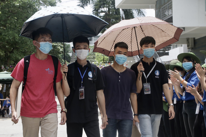 Sĩ tử lỉnh kỉnh đồ đạc dự thi môn năng khiếu Đại học Kiến trúc Hà Nội - 4