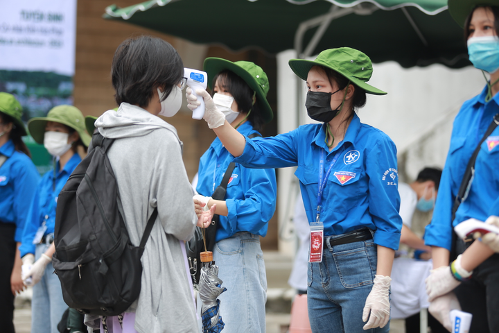 Sĩ tử lỉnh kỉnh đồ đạc dự thi môn năng khiếu Đại học Kiến trúc Hà Nội - 3