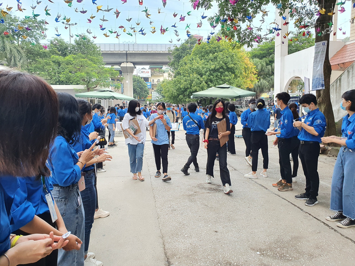 Sĩ tử lỉnh kỉnh đồ đạc dự thi môn năng khiếu Đại học Kiến trúc Hà Nội - 2