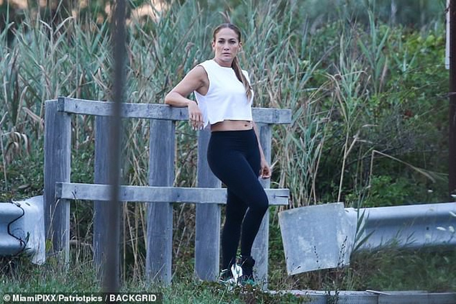 Jennifer Lopez khoe thân hình săn chắc, thon gọn ở tuổi 51 - 3