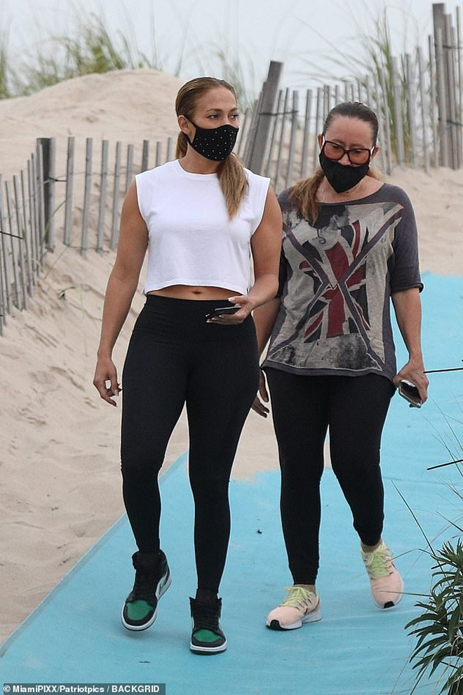 Jennifer Lopez khoe thân hình săn chắc, thon gọn ở tuổi 51 - 5