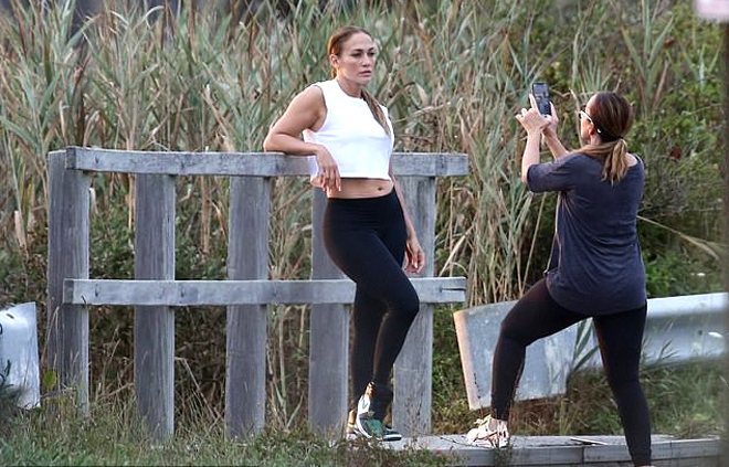 Jennifer Lopez khoe thân hình săn chắc, thon gọn ở tuổi 51 - 4