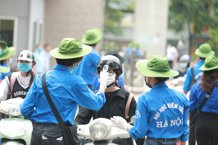 Sĩ tử lỉnh kỉnh đồ đạc dự thi môn năng khiếu Đại học Kiến trúc Hà Nội - 1