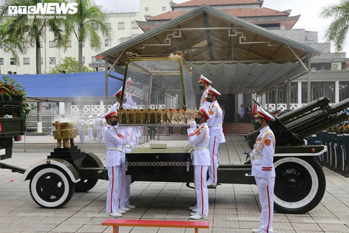 Hơn 11.000 người đến viếng, tiễn đưa nguyên Tổng bí thư Lê Khả Phiêu - 2