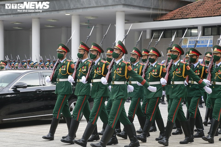 Hơn 11.000 người đến viếng, tiễn đưa nguyên Tổng bí thư Lê Khả Phiêu - 1