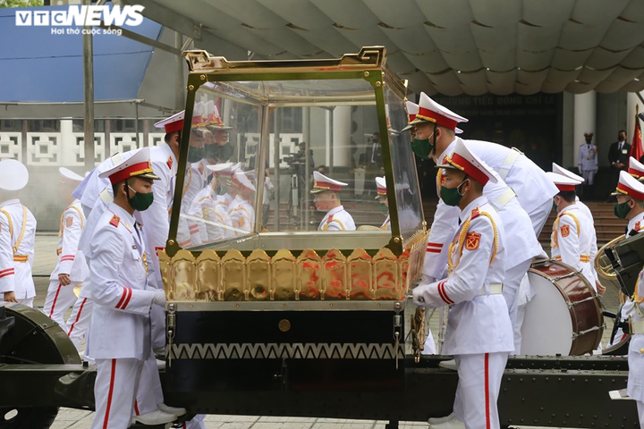 Hơn 11.000 người đến viếng, tiễn đưa nguyên Tổng bí thư Lê Khả Phiêu - 3