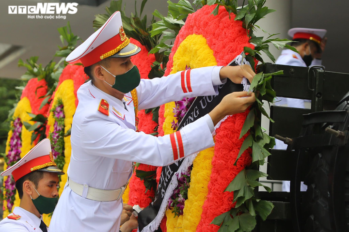 Hơn 11.000 người đến viếng, tiễn đưa nguyên Tổng bí thư Lê Khả Phiêu - 5