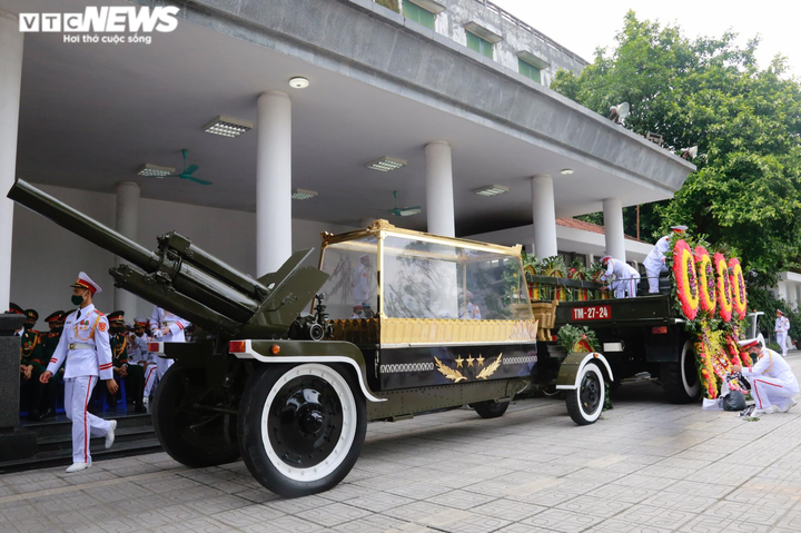 Hơn 11.000 người đến viếng, tiễn đưa nguyên Tổng bí thư Lê Khả Phiêu - 4