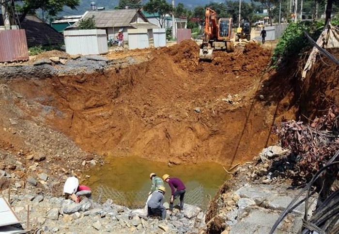 'Hố tử thần' ở Lai Châu khiến 3 hộ dân phải di dời - 1