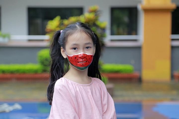 Học sinh Hà Nội vẽ khẩu trang lên mặt, truyền thông điệp phòng chống COVID-19 - 1