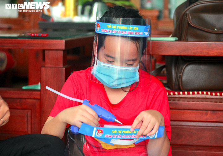 Người Gia Lai làm khẩu trang, tấm ngăn giọt bắn ủng hộ Đà Nẵng, Quảng Nam - 4