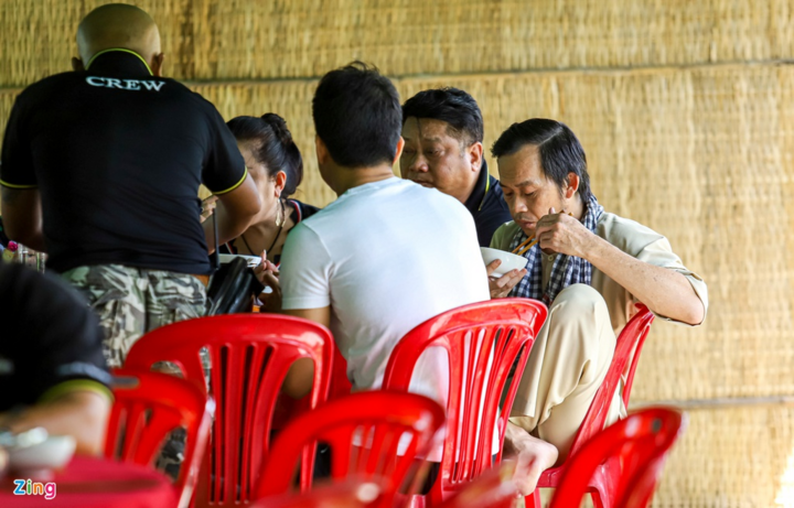 Một ngày trên phim trường của Hoài Linh - 8