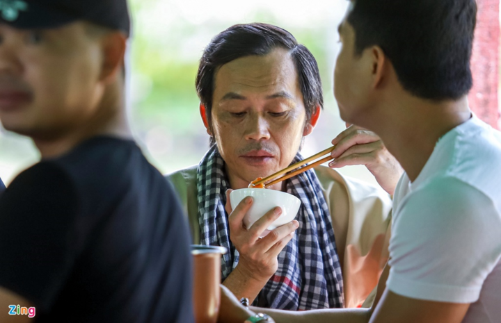 Một ngày trên phim trường của Hoài Linh - 9