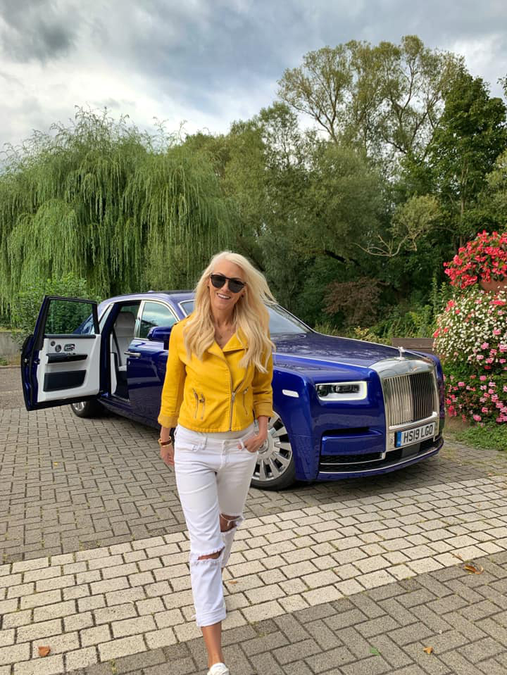 Người đẹp tóc vàng kiếm triệu USD nhờ giới thiệu ô tô - 3