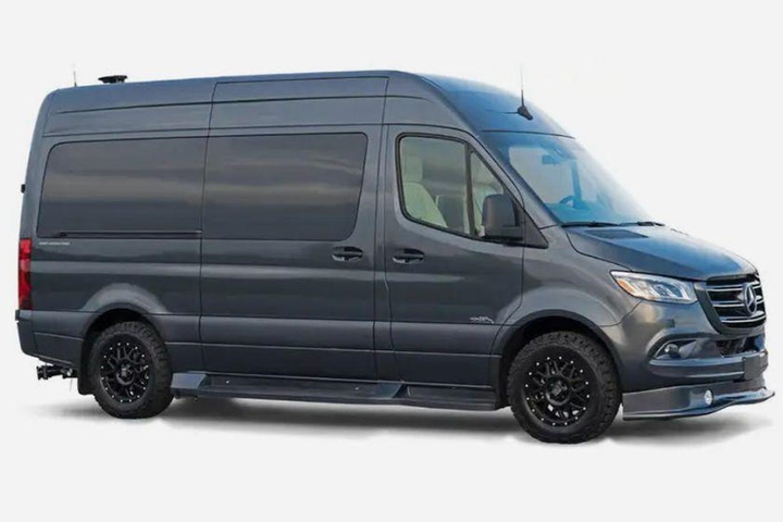 Ngạc nhiên phòng khách sạn xuất hiện trên xe Mercedes Sprinter - 1