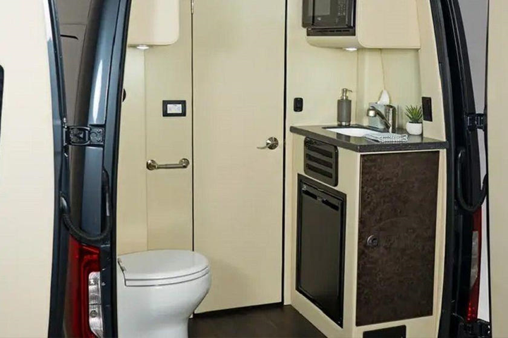 Ngạc nhiên phòng khách sạn xuất hiện trên xe Mercedes Sprinter - 2