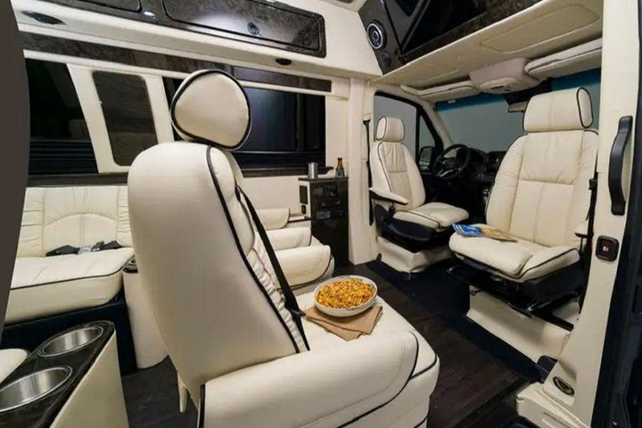 Ngạc nhiên phòng khách sạn xuất hiện trên xe Mercedes Sprinter - 3